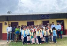 लामिछानद्वारा विद्यार्थीलाई पोशाक सहयाेग