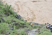 फोर्स गाडी कर्णालीमा डुब्दा उद्धारमा कठिनाइ