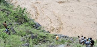 फोर्स गाडी कर्णालीमा डुब्दा उद्धारमा कठिनाइ