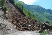 गगनेखोलामा पहिरो जाँदा कर्णाली राजमार्ग अवरुद्ध